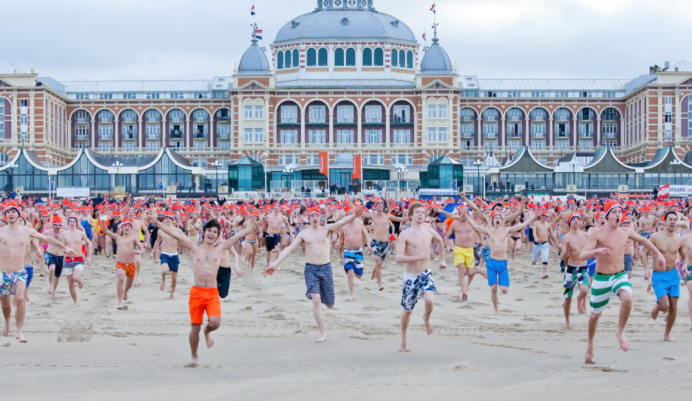 Thuis de jaarwisseling vieren of de kroeg in?